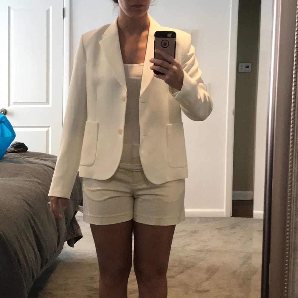 New with tags $390 Theory blazer. White. Size 10.
8089